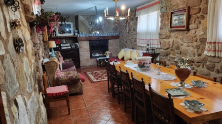 Salón con mesa grande