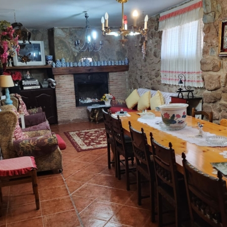 Salón con mesa grande