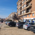 Aparcamiento enfrente de la vivienda
