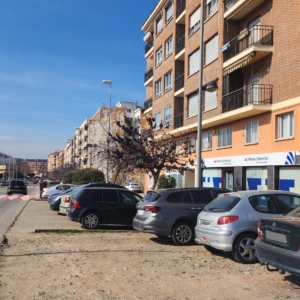 Aparcamiento enfrente de la vivienda