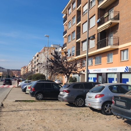 Aparcamiento enfrente de la vivienda