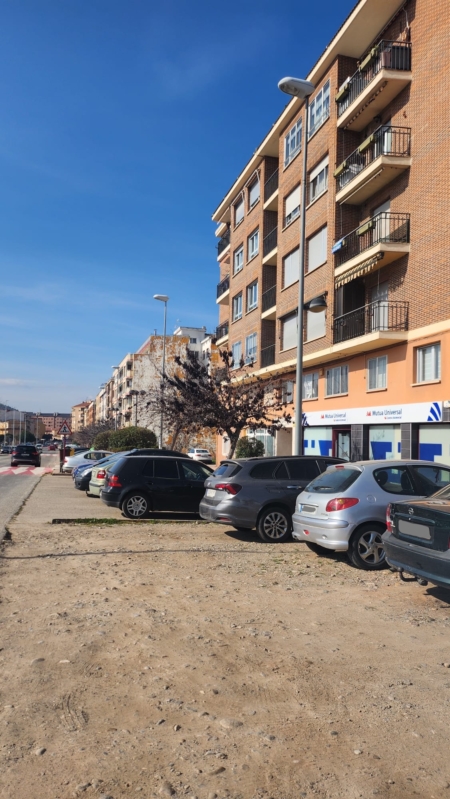 Aparcamiento enfrente de la vivienda